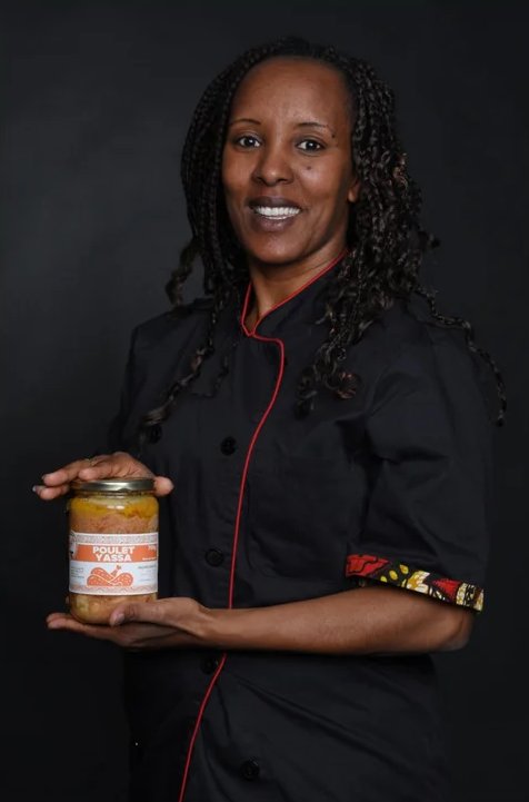 Fanny, la cheffe des Saveurs de Tesfa, présentant un bocal de poulet yassa