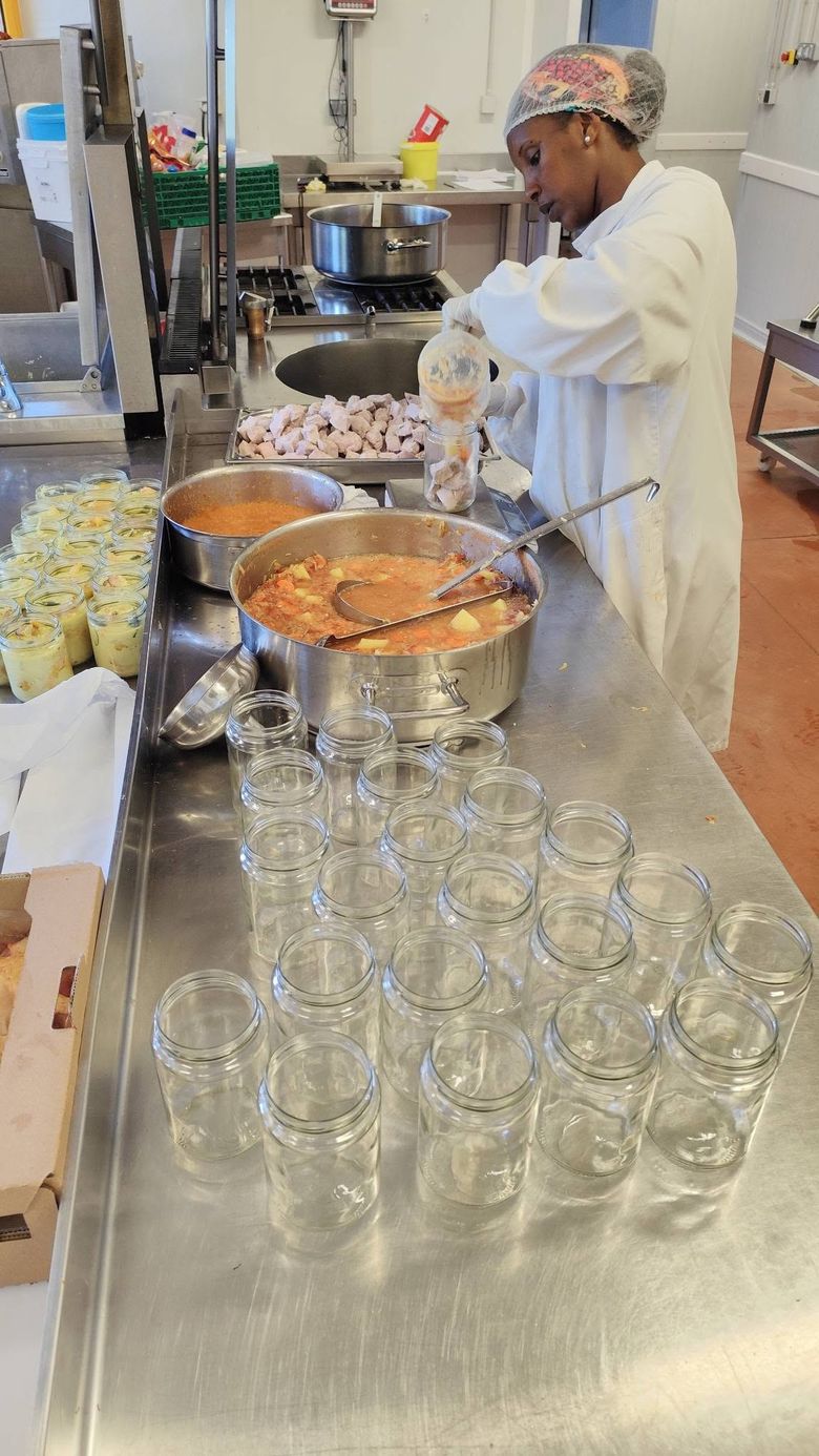 Fanny prépare et met en bocaux ses plats dans sa cuisine du Limousin