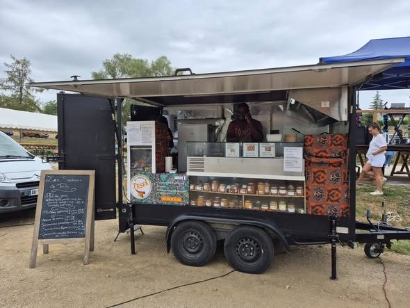 Le foodtruck Les Saveurs de Tesfa en service sur un marché